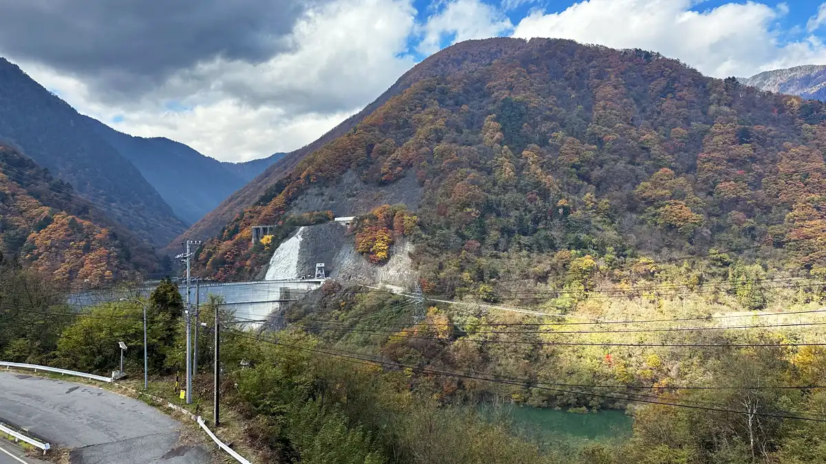 道の駅「風穴の里」から見たダム。後ろには黄色く染まった紅葉