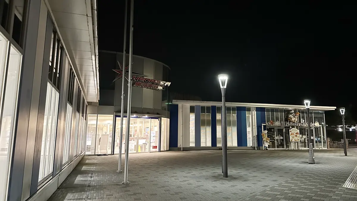 深夜の駿河湾沼津SAの外観