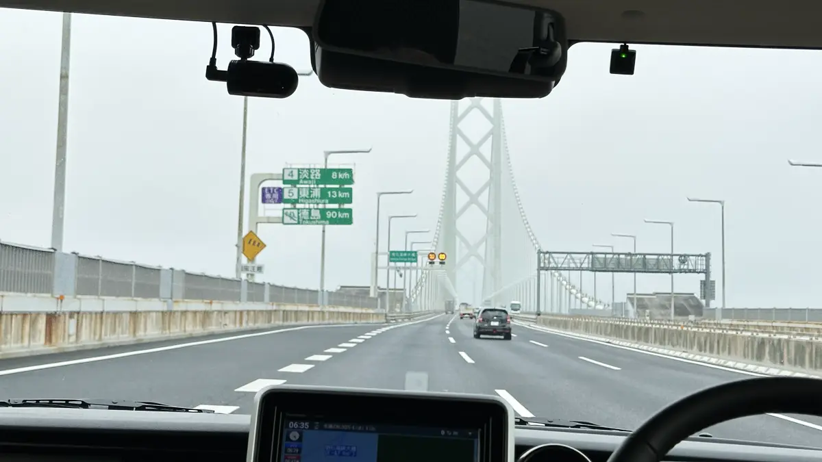 明石海峡大橋を通過中〜。淡路まで8km、徳島まで90kmの表示