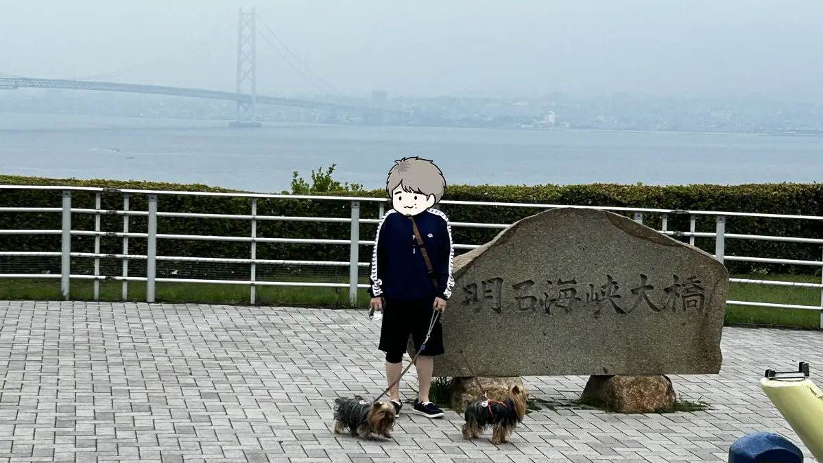 淡路SAのビュースポットにて記念撮影。けい（親びん）の寝癖がひどいのでイラストスタンプで顔を隠し、ヨーキーズ（テリー＆リアン）は散歩に行きたくてウズウズ