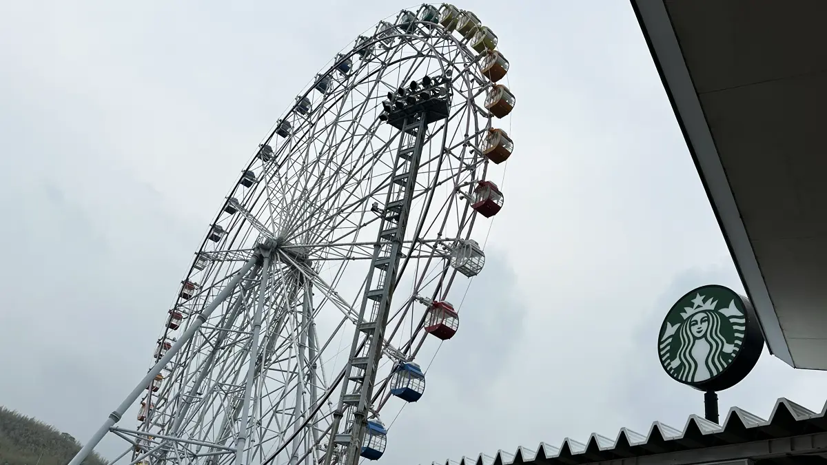 淡路SAの大観覧車とスターバックスの看板。大観覧車はわんこOK！