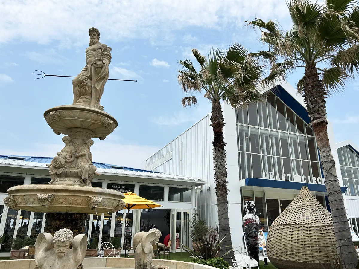 クラフトサーカスさんの外観。左側に三又の槍を持ったポセイドンらしき立像から噴水。右側にはクラフトサーカスさんの入り口