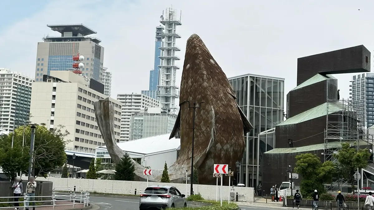 神戸港のメリケンパークに建つ高さ22mの巨大な鯉のオブジェ「フィッシュ・ダンス」（世界的建築家フランク・ゲーリーが設計し安藤忠雄が監修した作品）