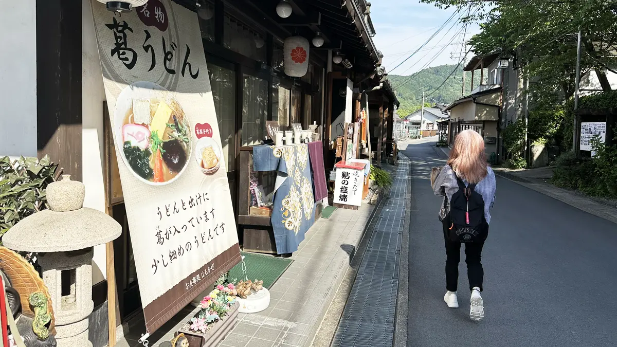 奈良県吉野にある『お食事処 はるかぜ』さんのお店の前をヨーキー（リアン）を抱いて歩くばあば