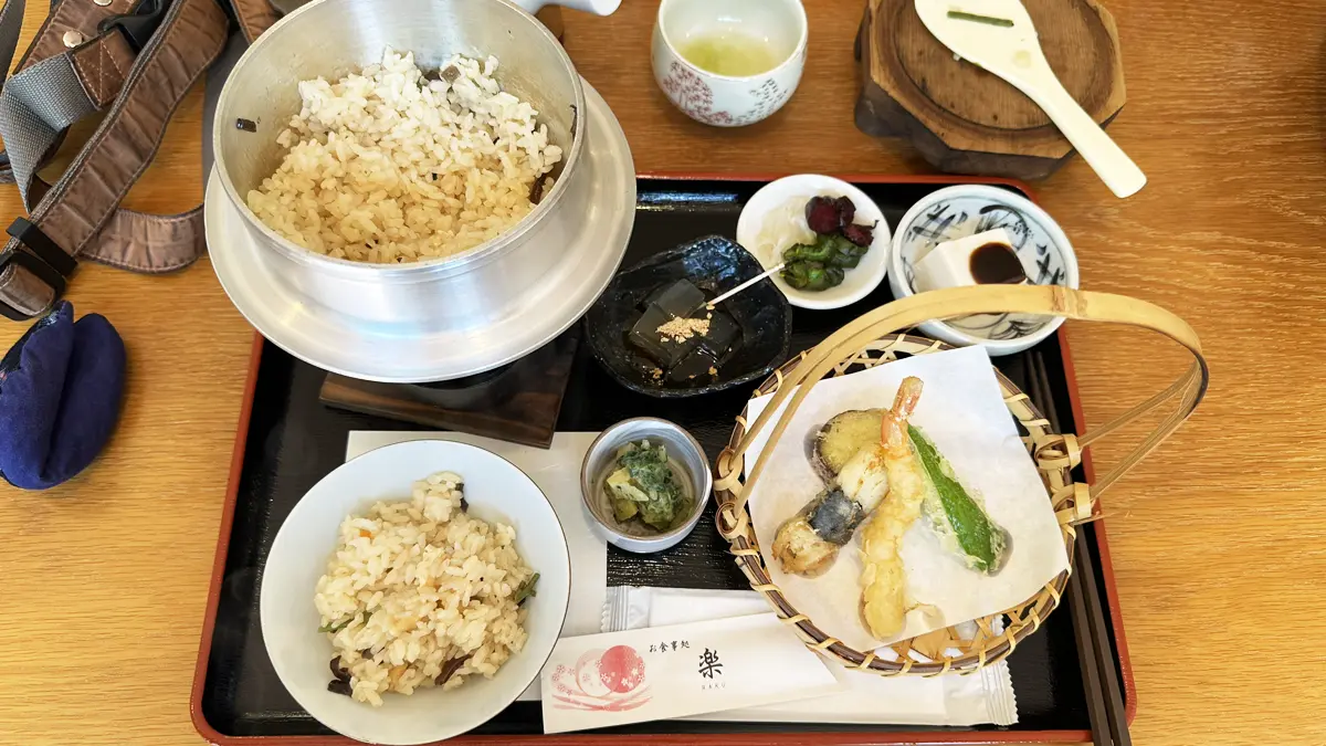 奈良県吉野の『花見塚 楽』の釜飯御膳。左上に釜飯、右下に天ぷらなど豪華な御膳！