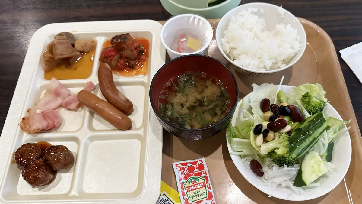 鳥羽わんわんパラダイス朝食バイキング。ソーセージやミートボール、サラダに味噌汁に白米。そして納豆。