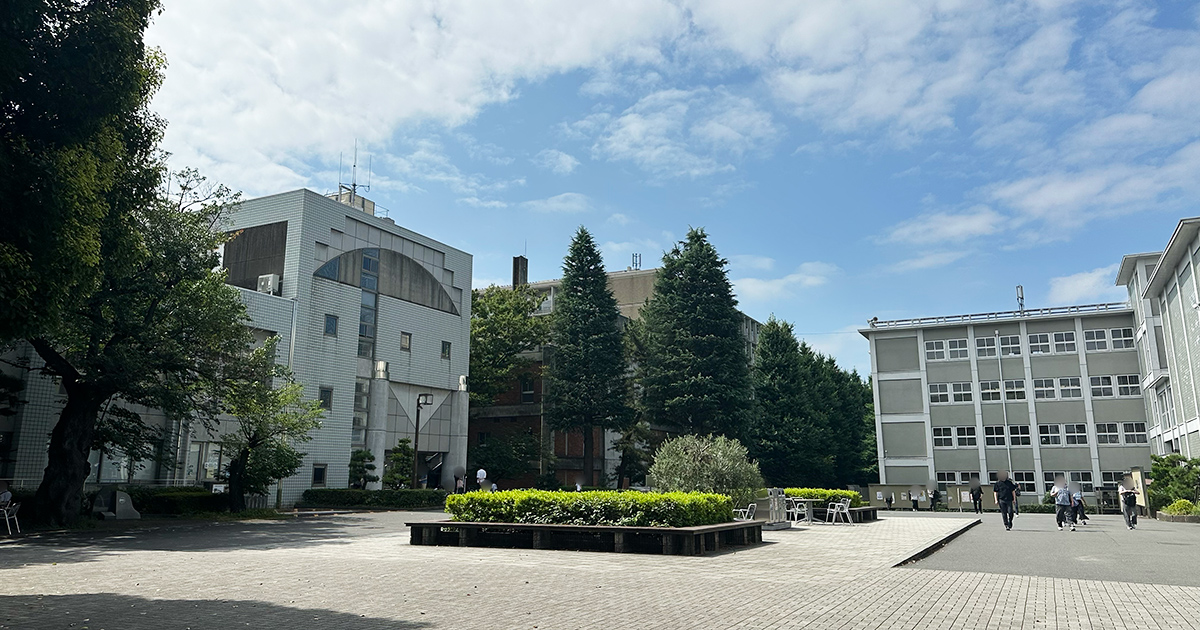 慶應大学日吉キャンパスの第4校舎B棟前広場