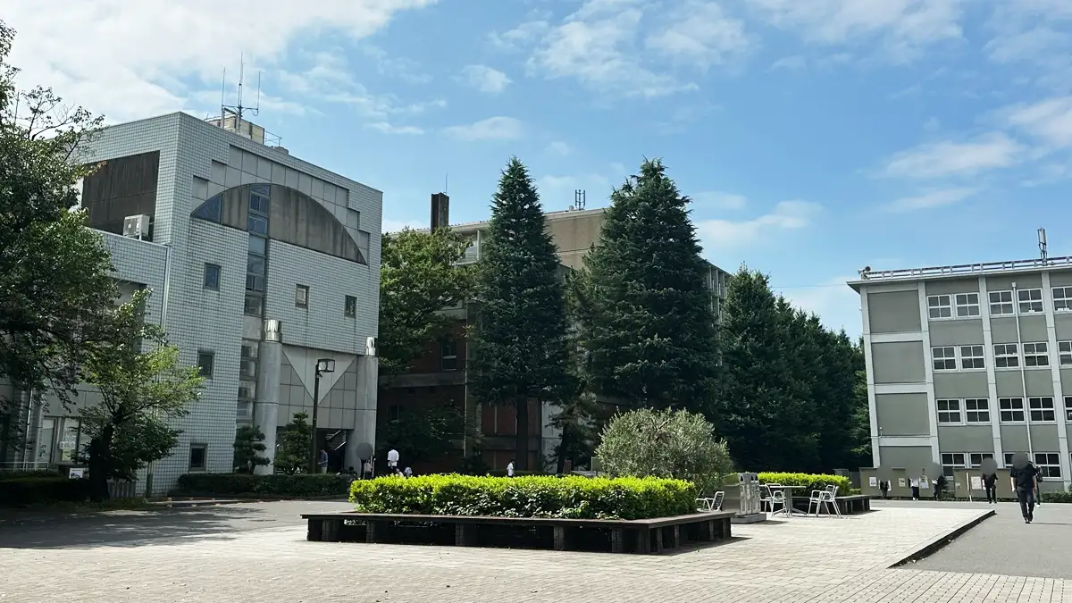慶應大学日吉キャンパスの第4校舎B棟前広場