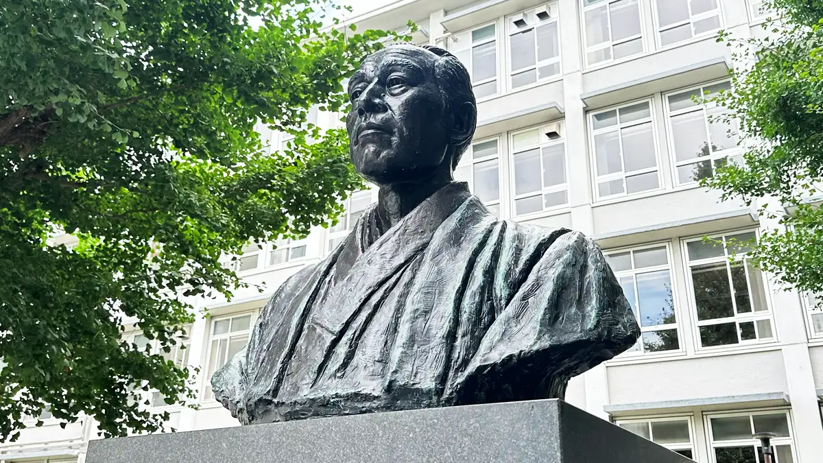慶應大学日吉キャンパスにある福沢諭吉像