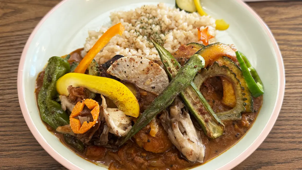 『Cafe Cha.mone.』さんメニュー「地鶏とスパイスの女王カルダモンが効いた14種のスパイスカレー 」