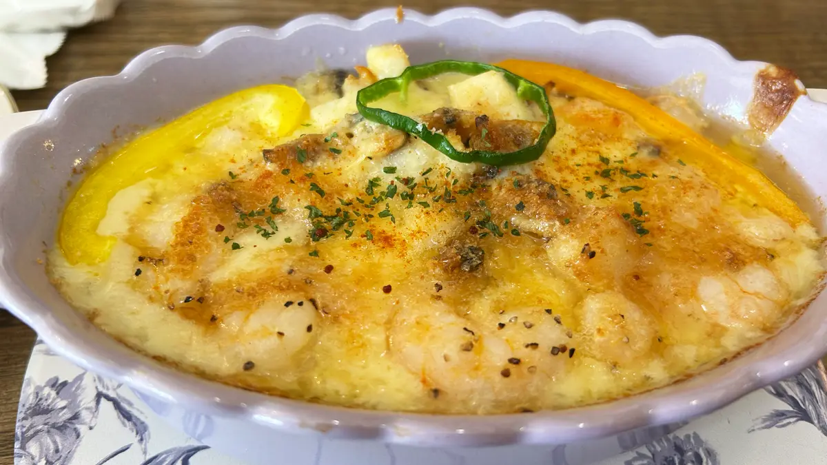 『Cafe Cha.mone.』さんメニュー「エビ・イカ・アサリの魚介たっぷりシーフードグラタン 」