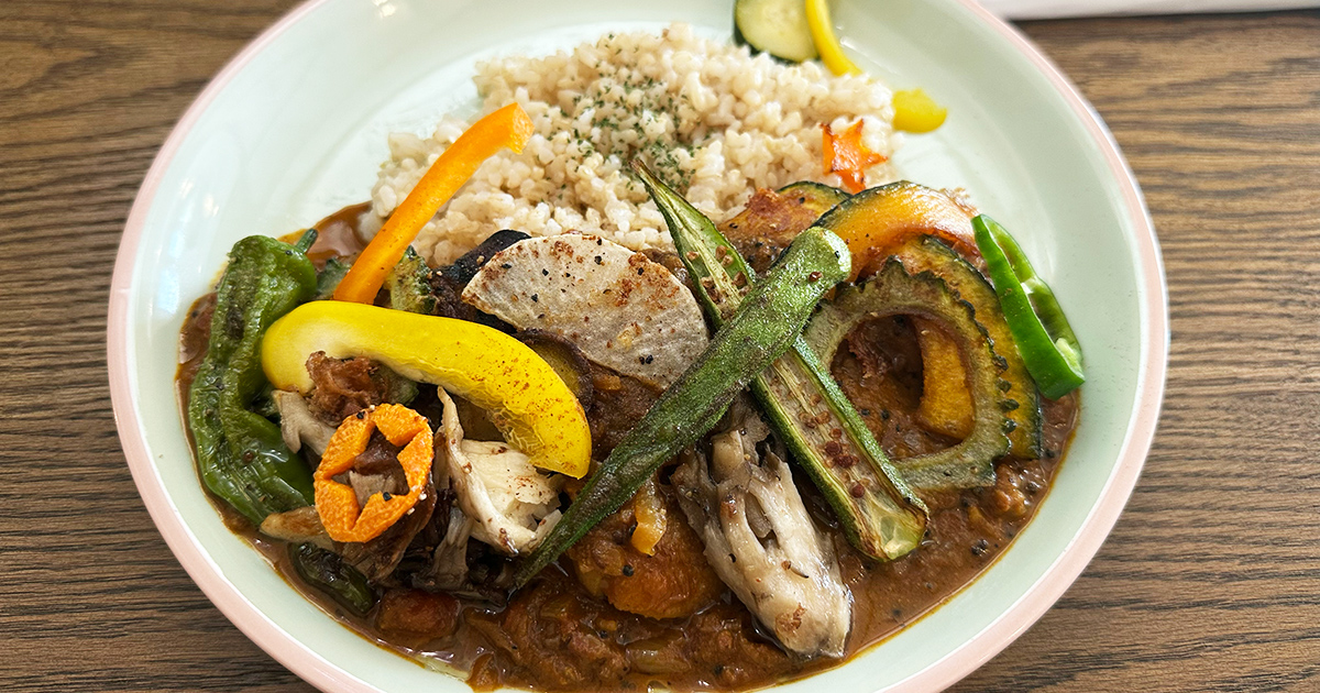 『Cafe Cha.mone.』さんメニュー「地鶏とスパイスの女王カルダモンが効いた14種のスパイスカレー 」
