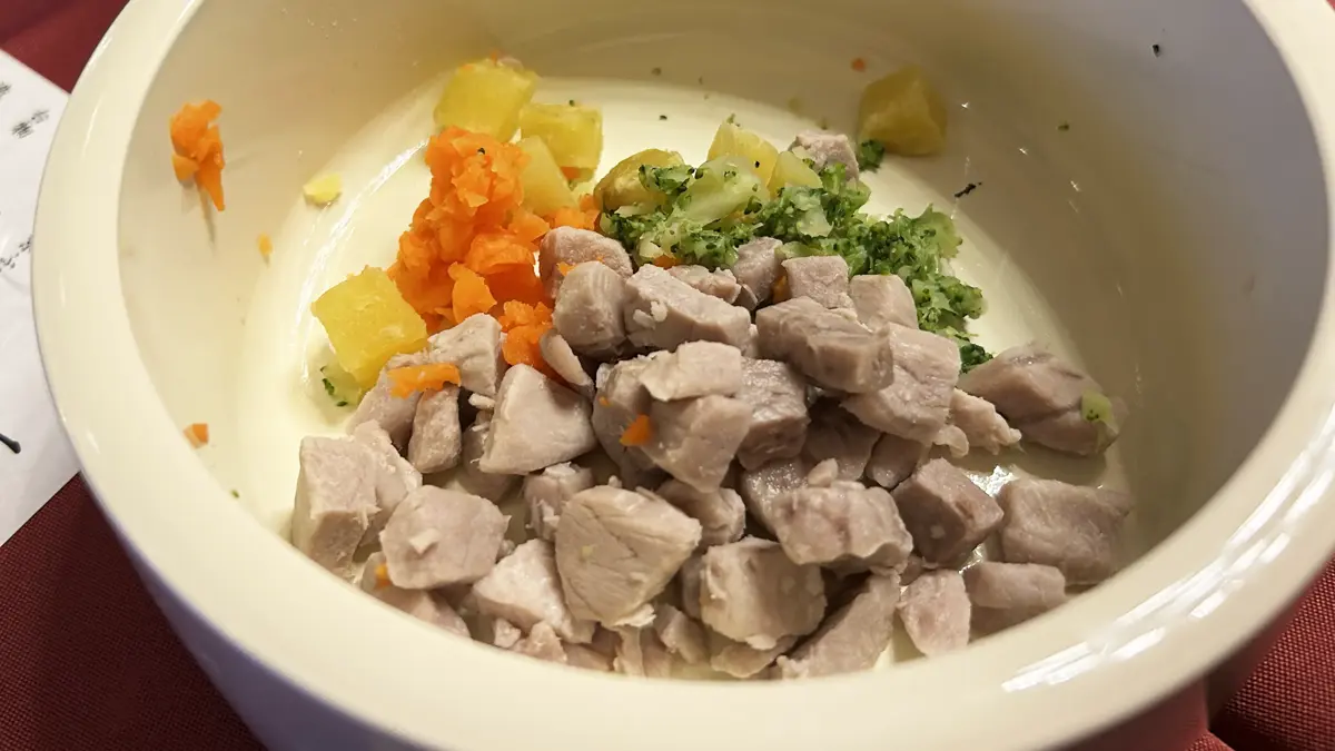 伊豆高原わんわんパラダイスさんのドッグメニュー『まぐろ 80g 1,070円』