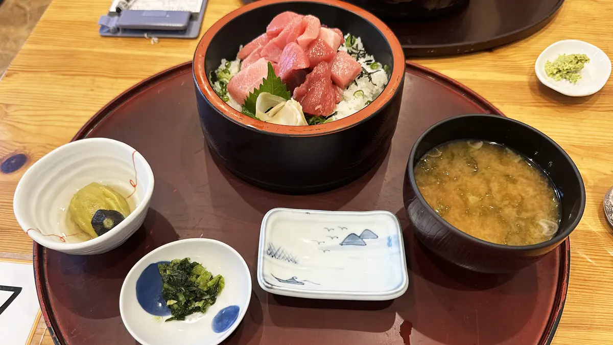 和食だワンさんの定食(鮪ぶつ切り丼、ナスの煮浸し、お漬物、お味噌汁)