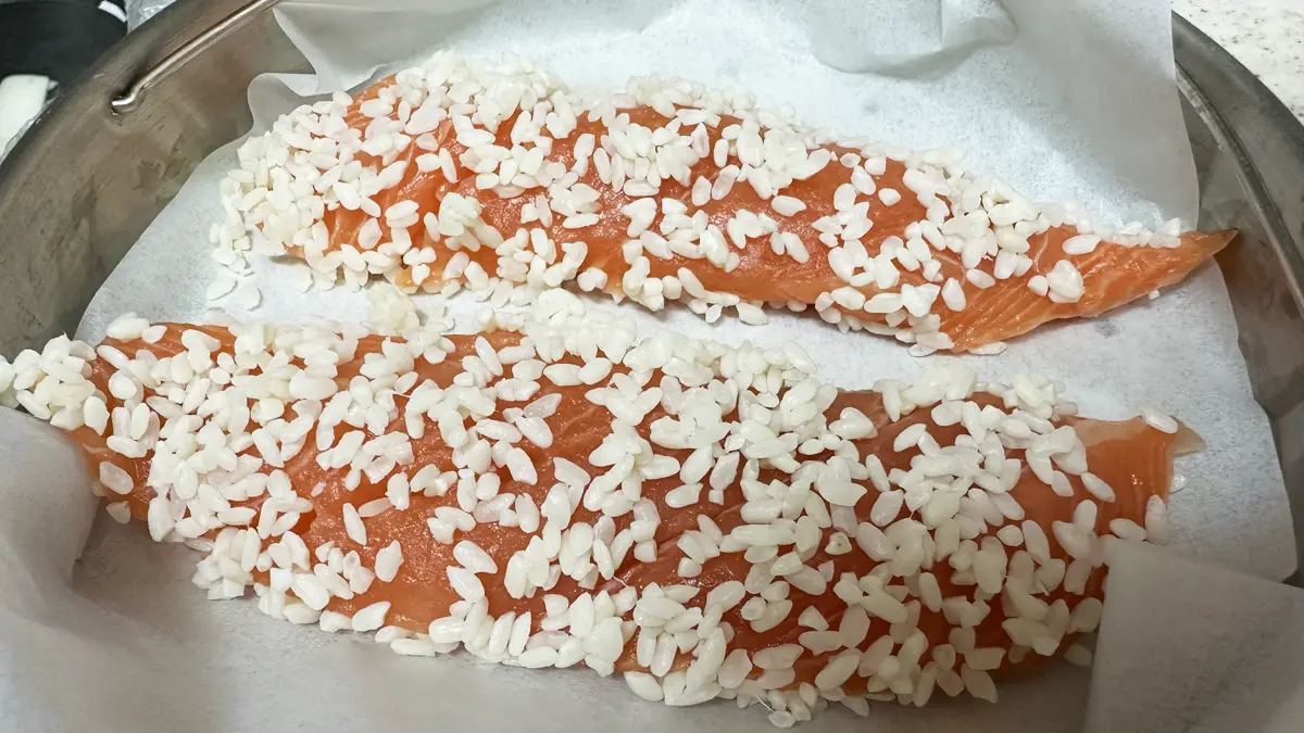 クッキングシートの上に軽く麹をはらった鮭を載せている様子