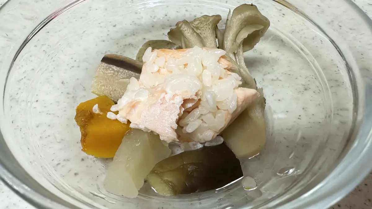 ガラスの器に煮た野菜と、蒸した麹鮭を乗せて完成