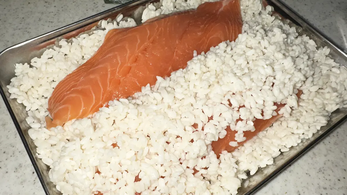 バットに広げた麹に鮭を漬けているところ