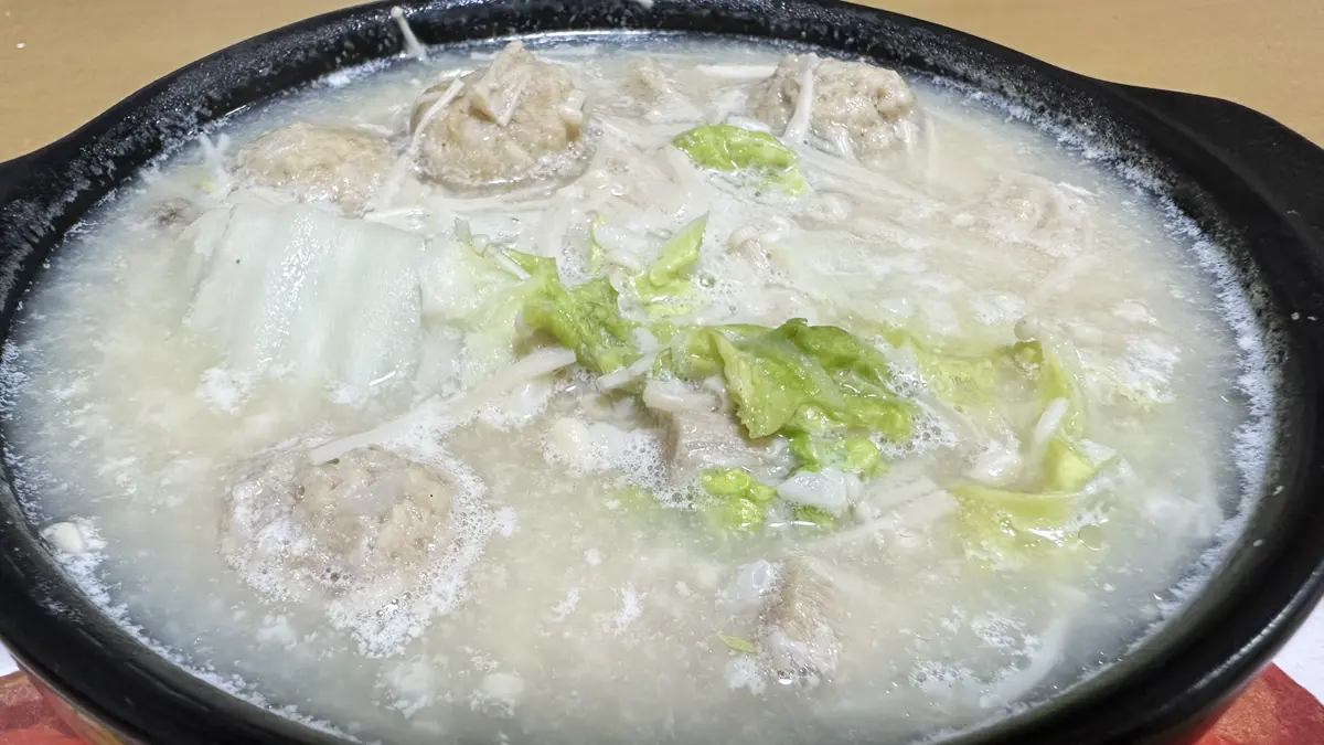 豆乳鍋に魚をつけて余った麹をトッピング