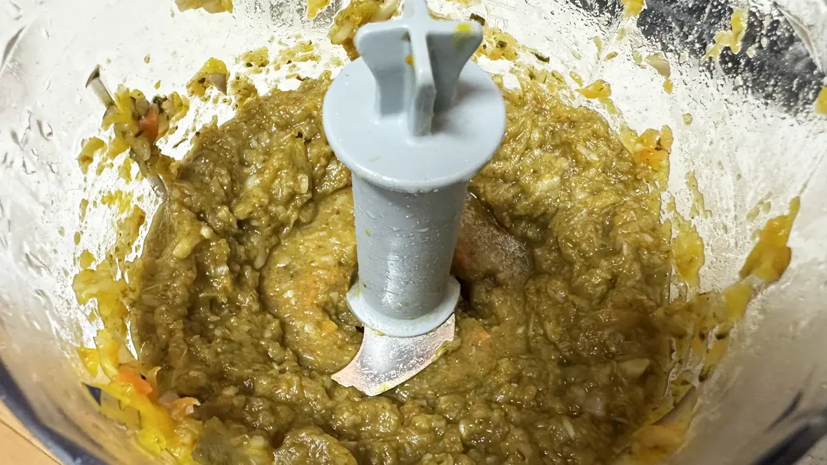 フードプロセッサーで野菜をドロっとさせている様子