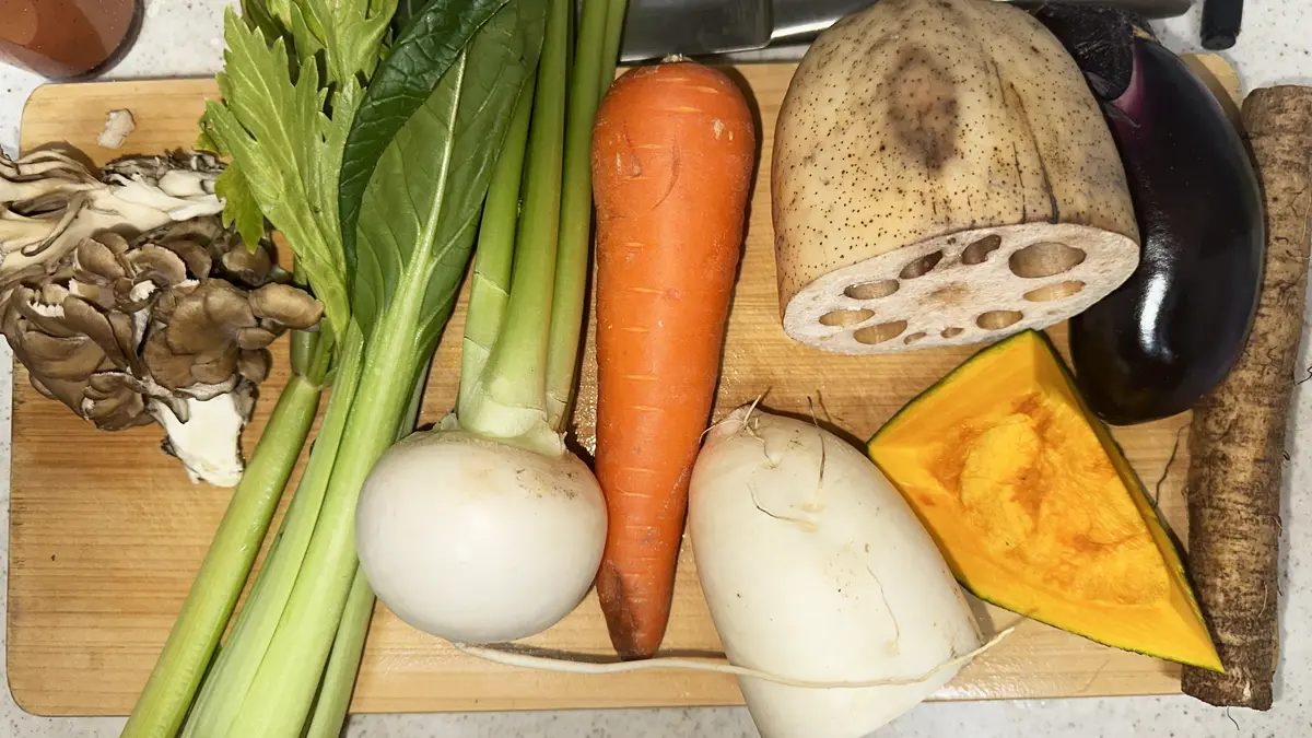今回使用した野菜達。舞茸、セロリ、小松菜、かぶ、にんじん、大根、かぼちゃ、蓮根、なす、ごぼう