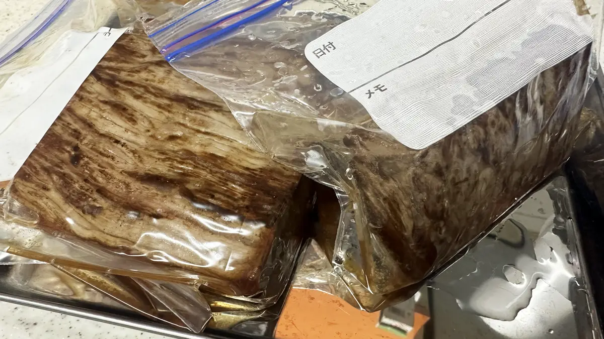 低音調理の指定時間を経過したお肉をバットの上で休ませている様子