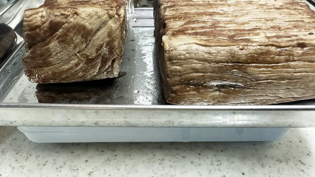 バットの上にはお肉、バットの下には保冷剤を敷き、危険な温度帯を素早く通過させている様子