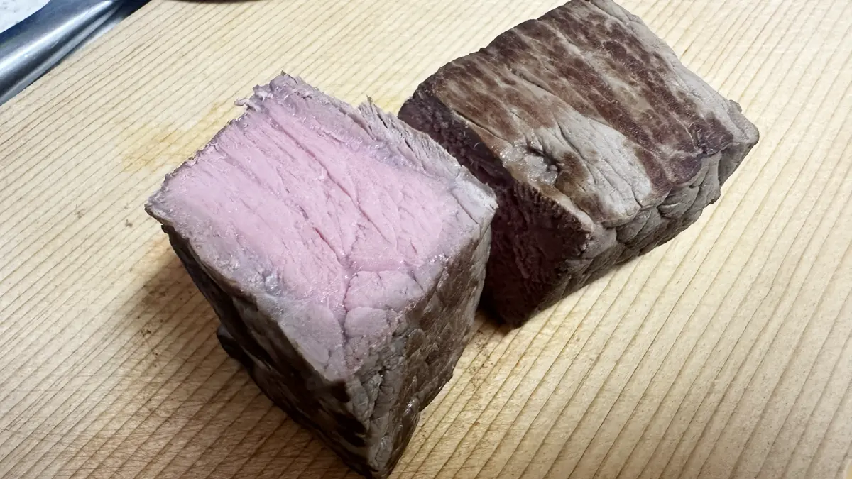 犬用ローストビーフを切り中身を確認。しっかり熱は入ってるが赤みが残っている。