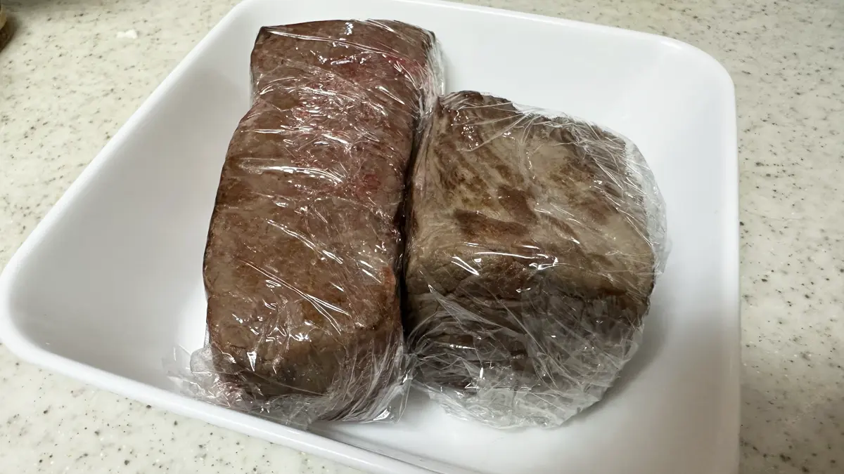 クリスマスに食べる分はラップで包んで冷蔵庫にしまっている様子