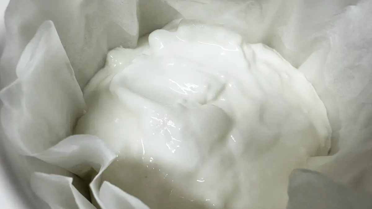 ヨーグルティアSの付属品「水切りカゴ」でヨーグルトの水を切っている様子