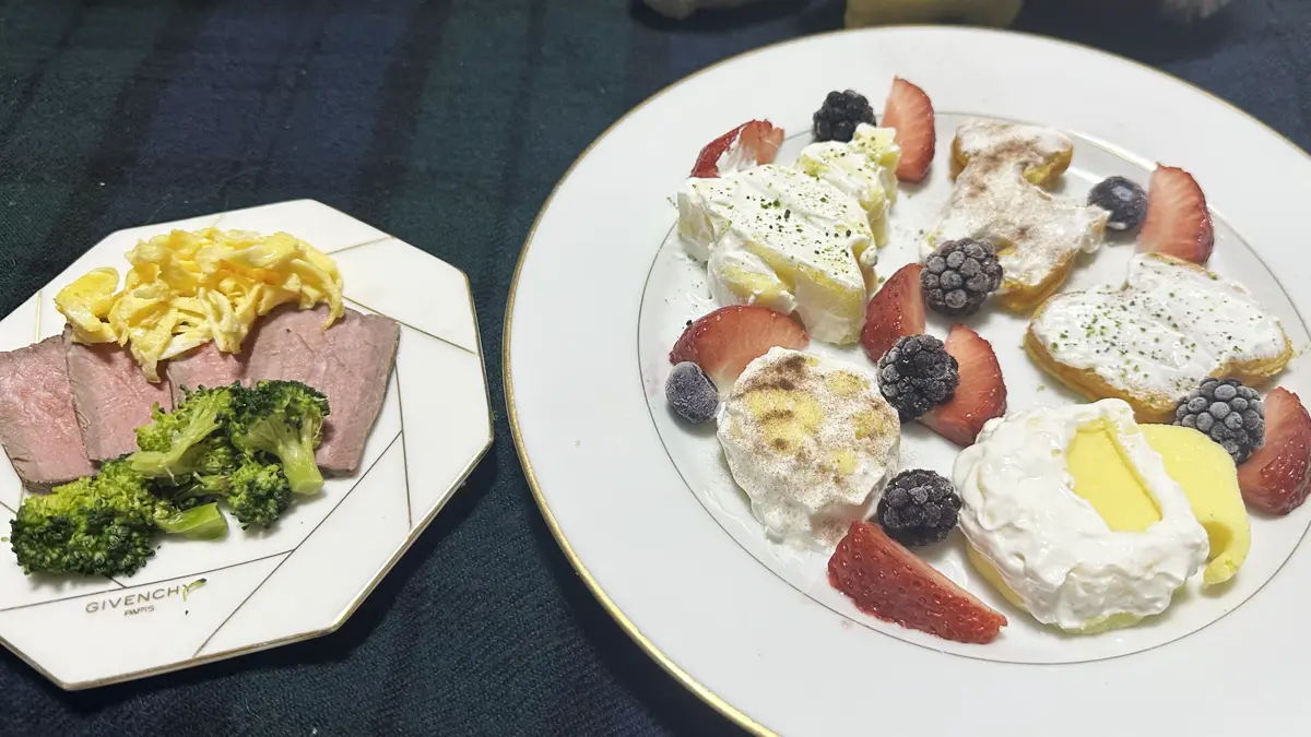 ヨーキーズ（テリー＆リアン）用のクリスマスディナー。左側にはローストビーフ、右側には米粉ケーキ。