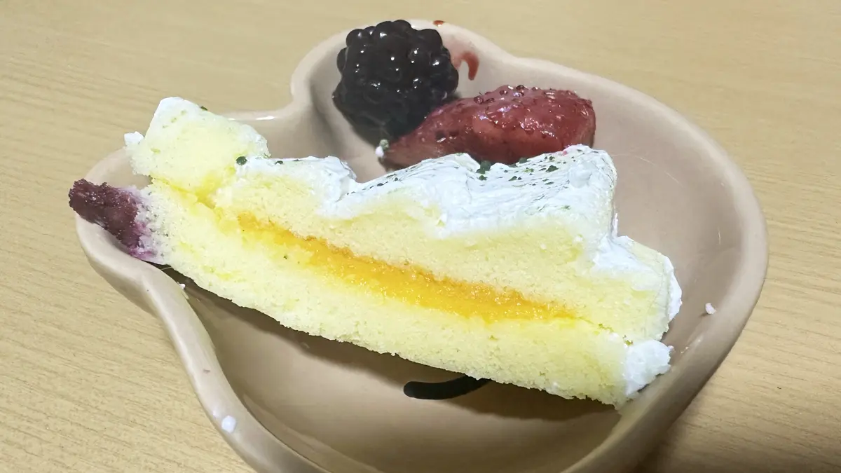 ケーキを切った断面。ふっくらケーキの間にカボチャあん！トッピングにベリーを乗せて