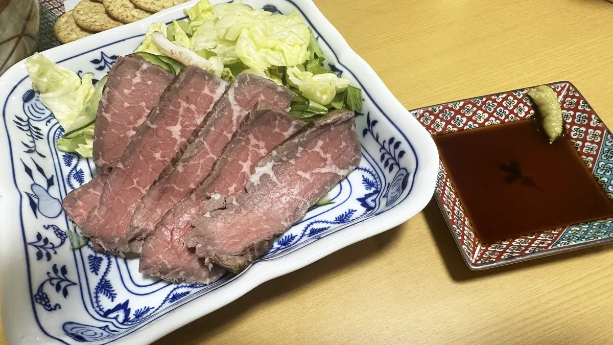 人間用のローストビーフも切り分けて、わさび醤油と共に陳列している様子