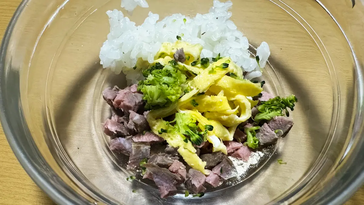 小さく切り分けたローストビーフに卵やブロッコリー、白米をトッピング