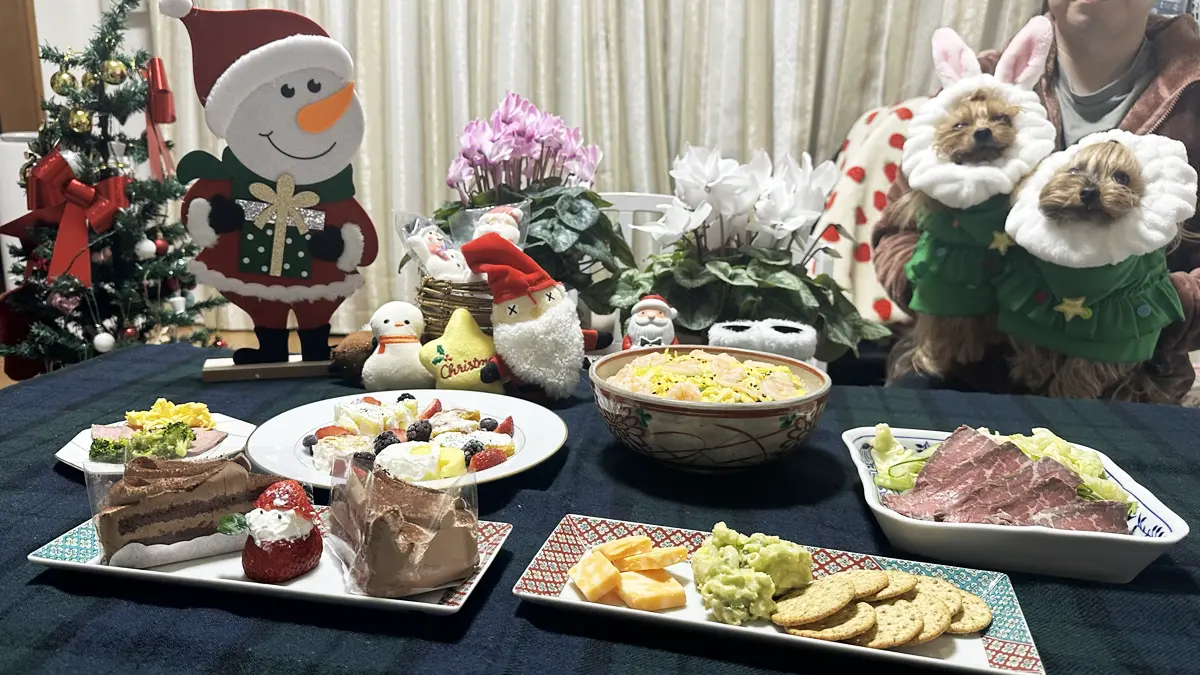 クリスマス当日。ご馳走ディナーを並べて記念撮影。右上にはツリーのコスプレをしているヨーキーズ（テリー＆リアン）