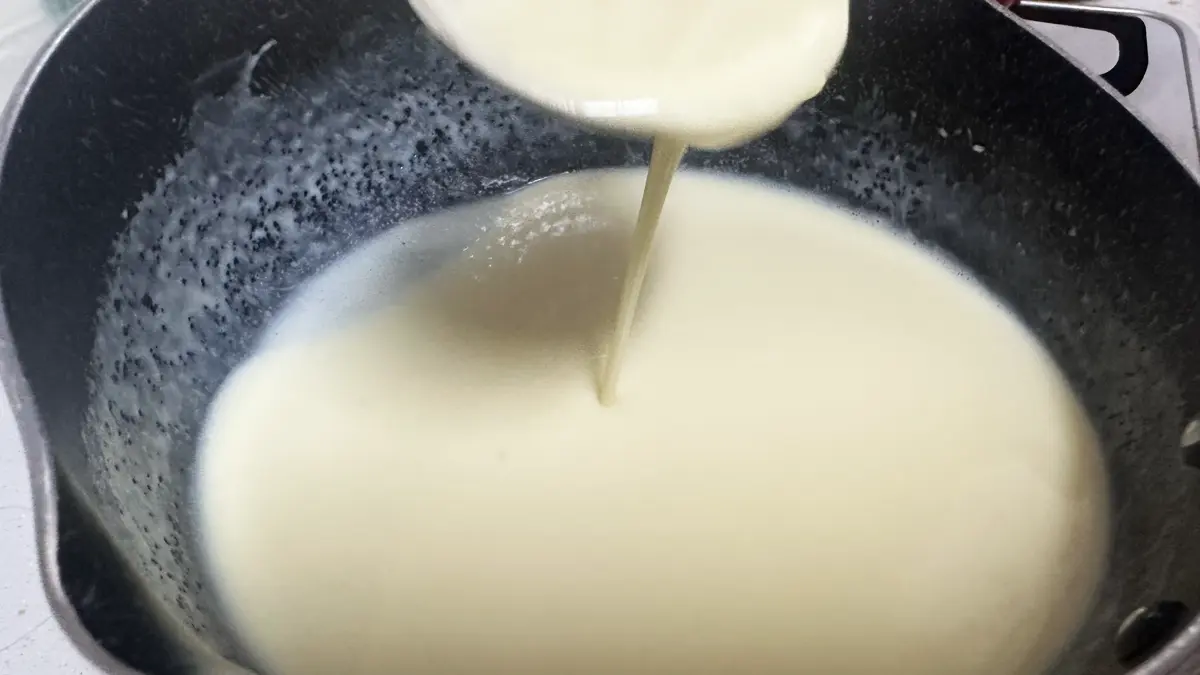 豆乳と発酵さつまいもあんと葛粉をゆっくり加熱してる