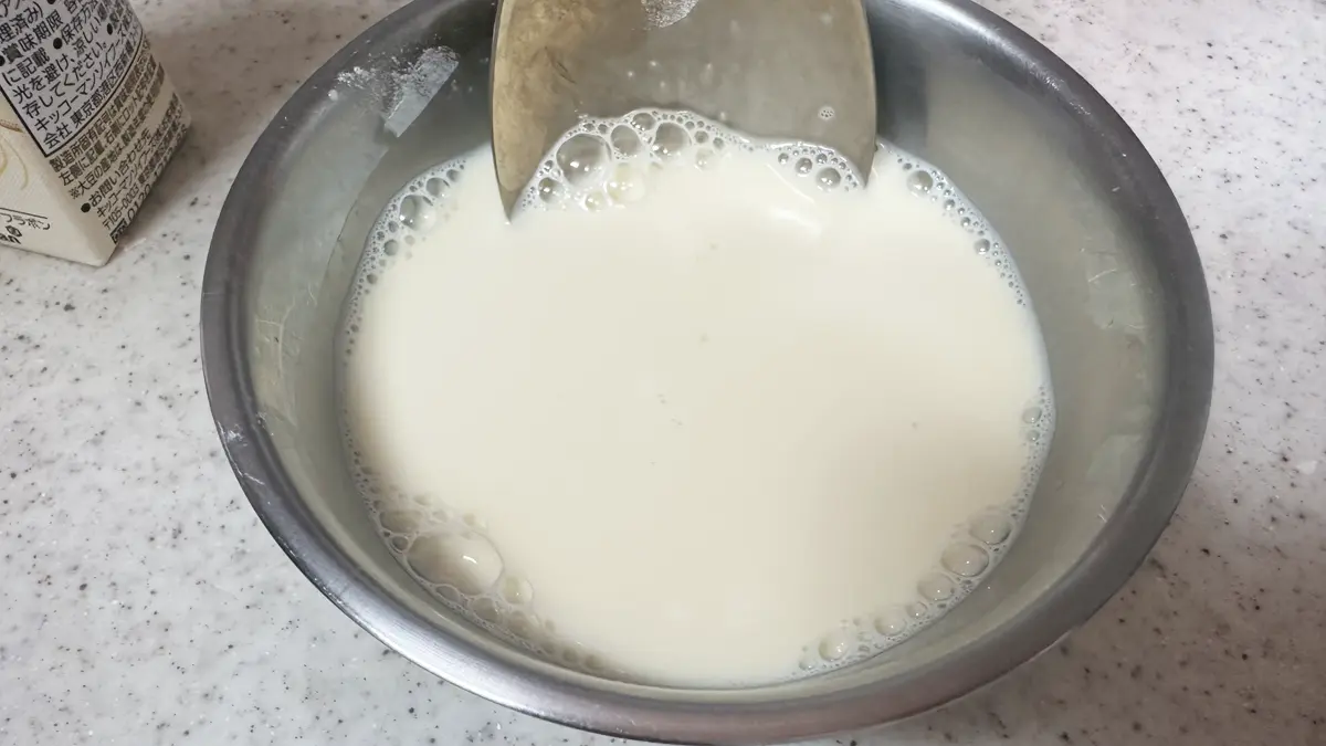 豆乳に葛粉を入れダマを潰すように混ぜている