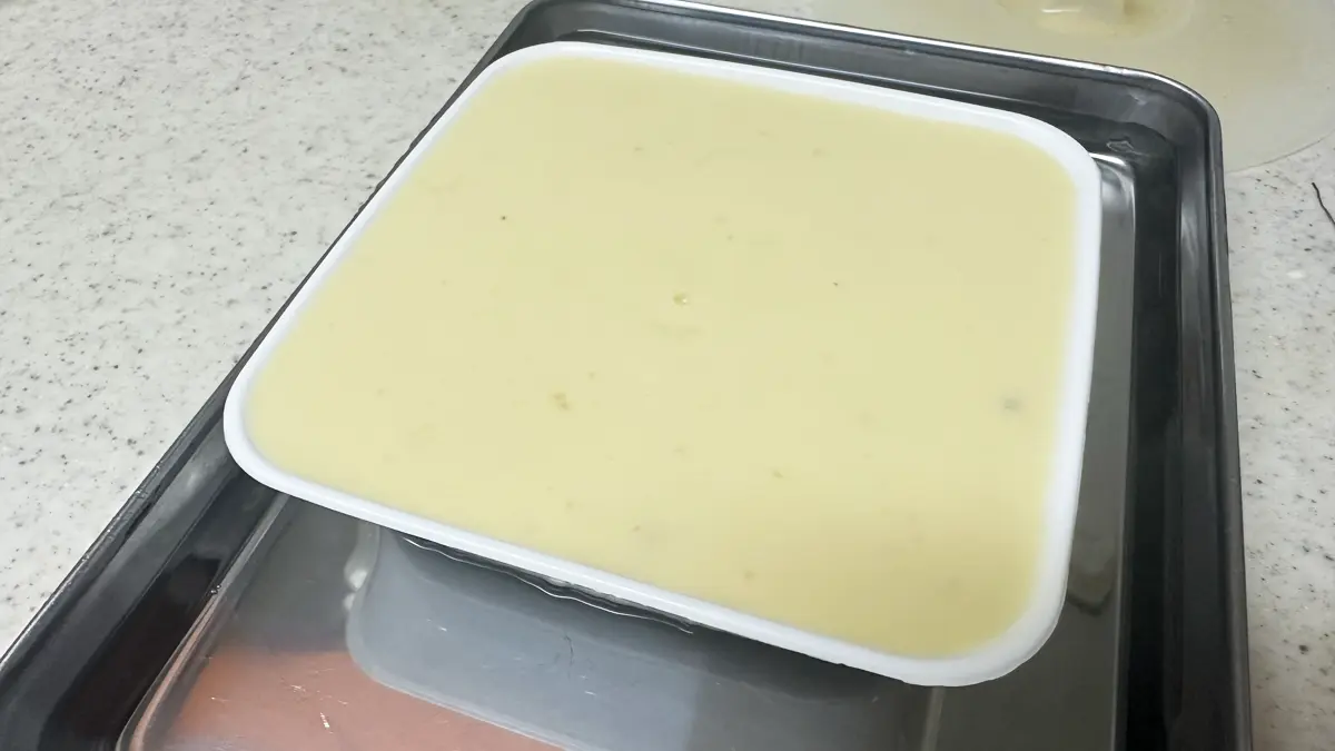 豆乳と発酵さつまいもあんを葛粉で固めたプリンの粗熱をとる。