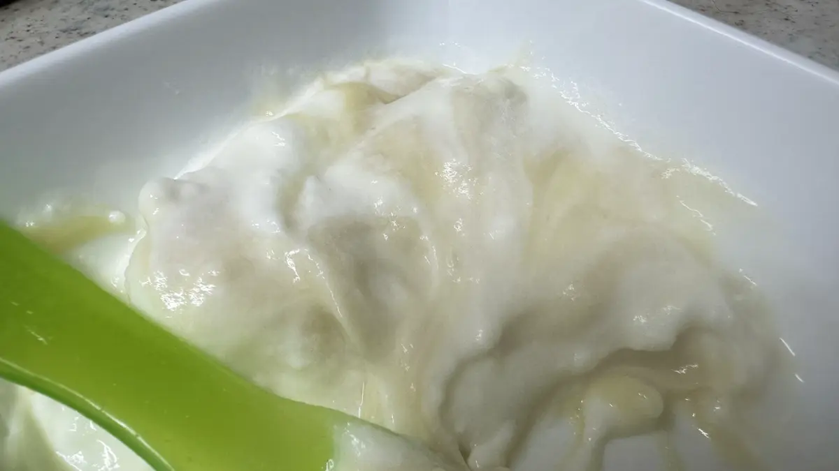 自家製ヨーグルトにプリンをトッピングしている