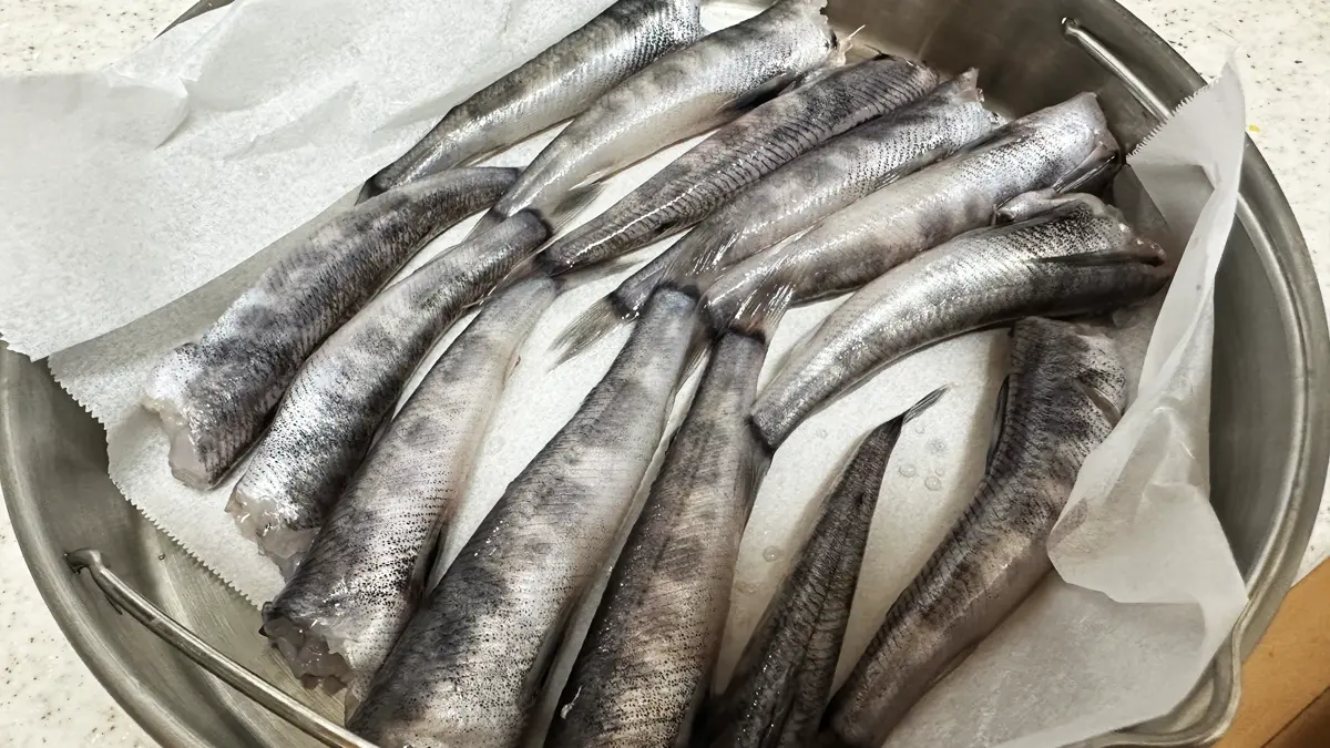 クッキングシートを敷いて蒸され待ちのメヒカリ