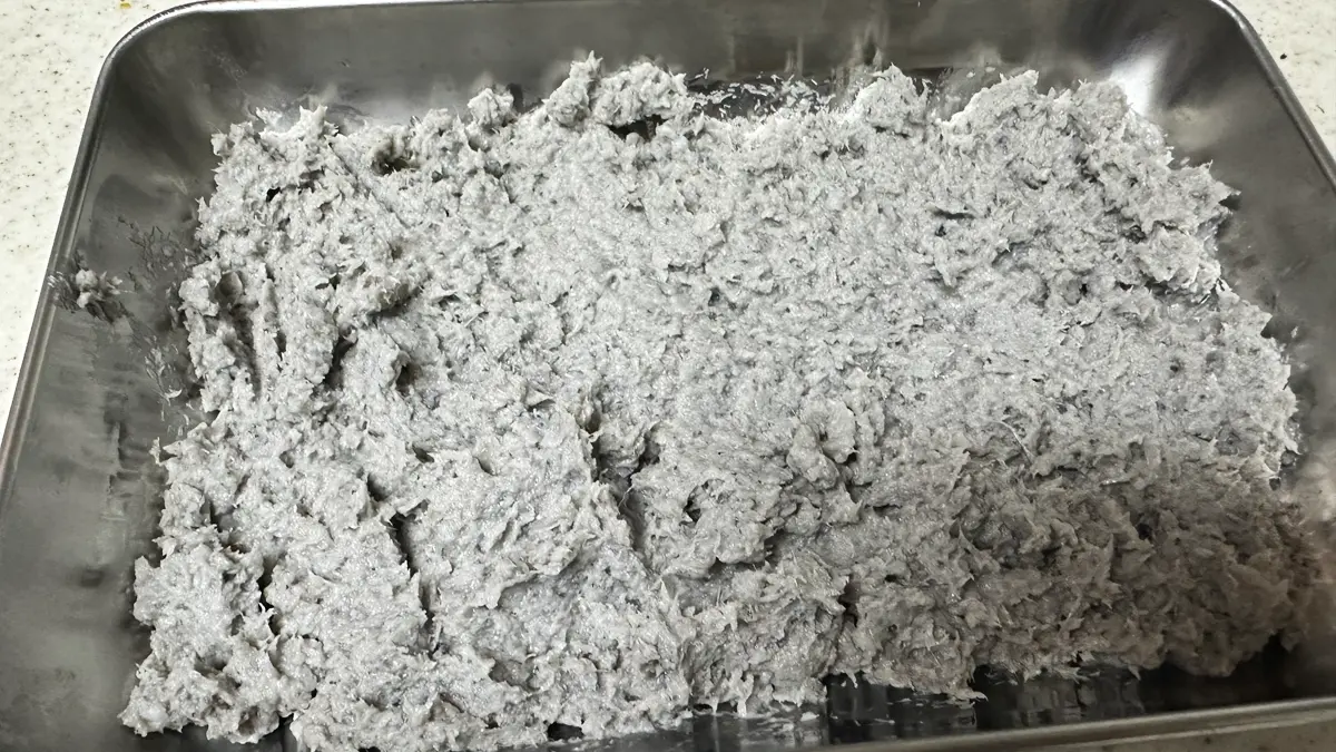 バットに広げて粗熱をとっているメヒカリ