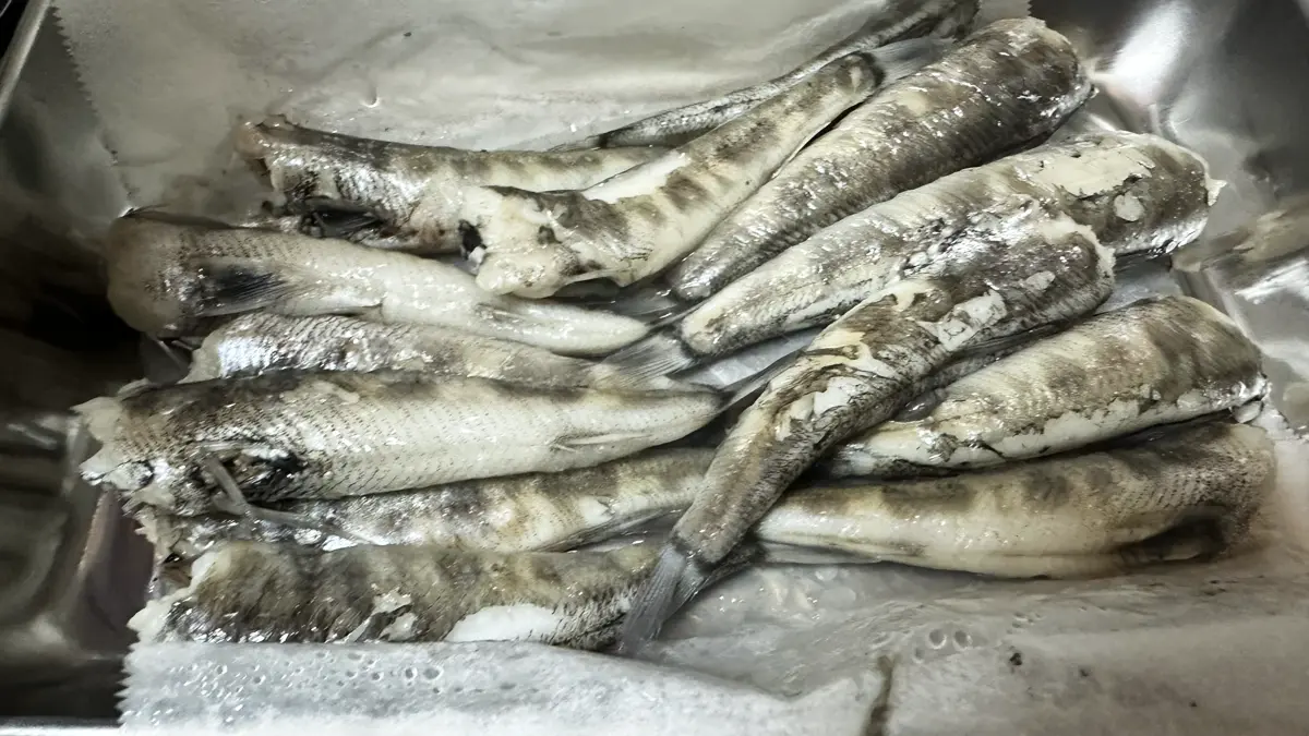 クッキングシートを敷いて目光を蒸している様子