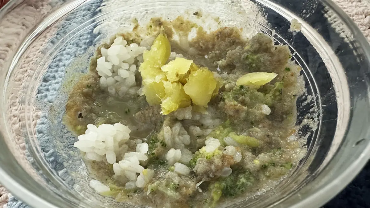 目光ご飯。トッピングにさつまいもとそら豆が入った器