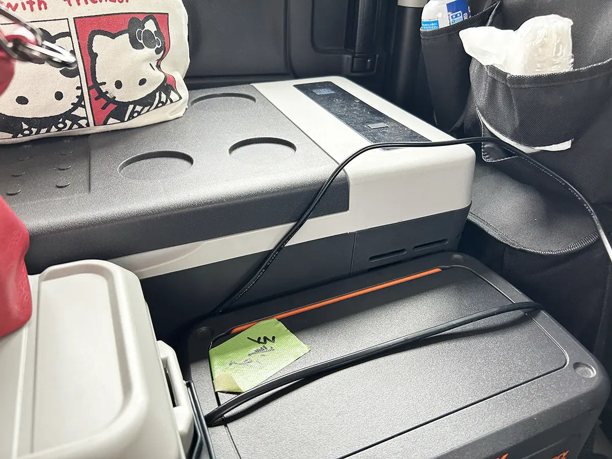 車内に設置したポータブル冷蔵庫と電源