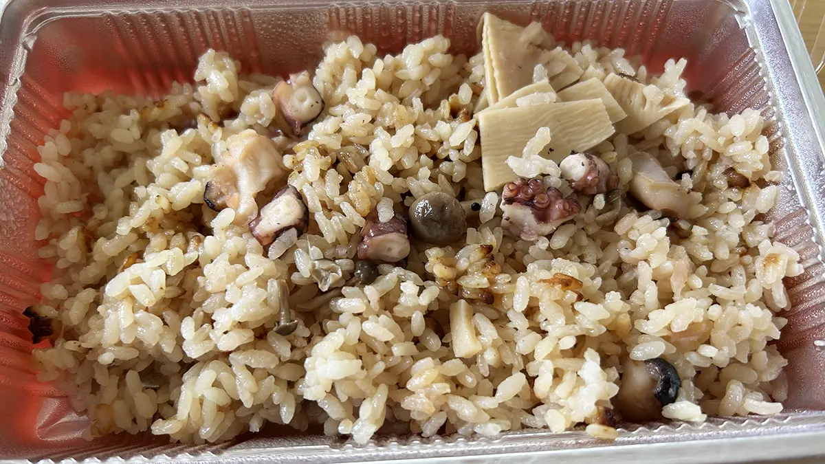 大原漁港の土曜マーケットで購入したタコ飯