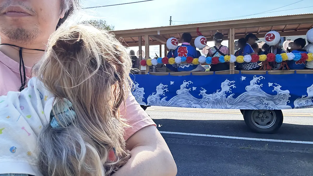 地元のお祭りの山車を眺めるテリー