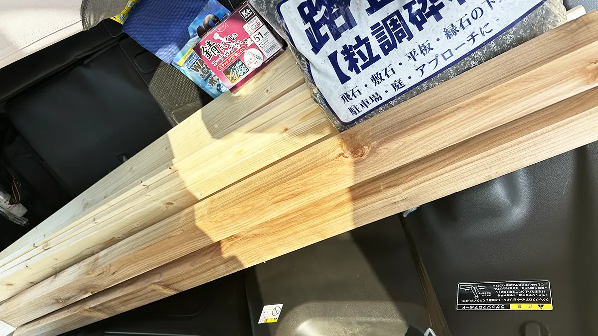 コメリで購入した材料たち(木材、路盤材、ビス)