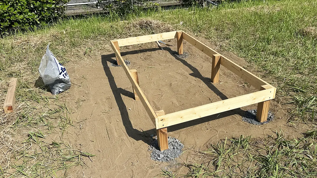 脚が乗るところに路盤材を突き固めて水平出し。